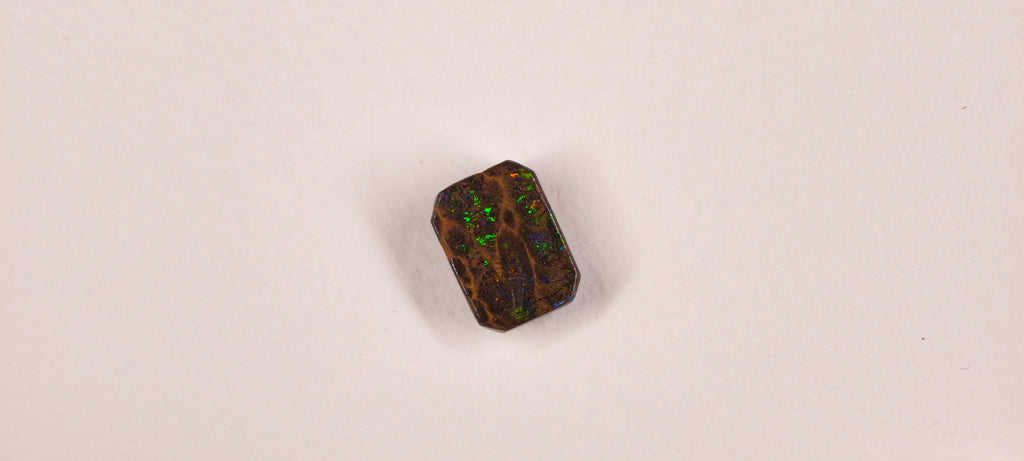 Opale boulder d’Australie — carré — 11,1 ct