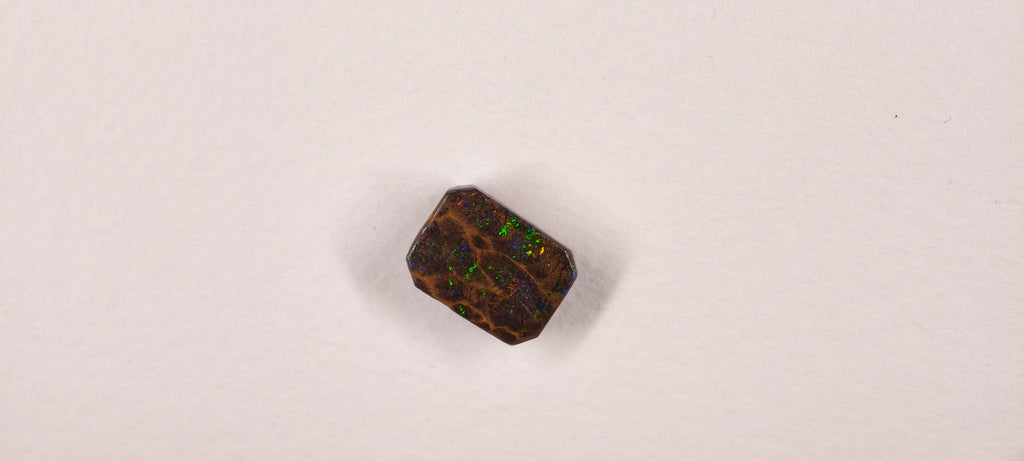 Opale boulder d’Australie — carré — 11,1 ct
