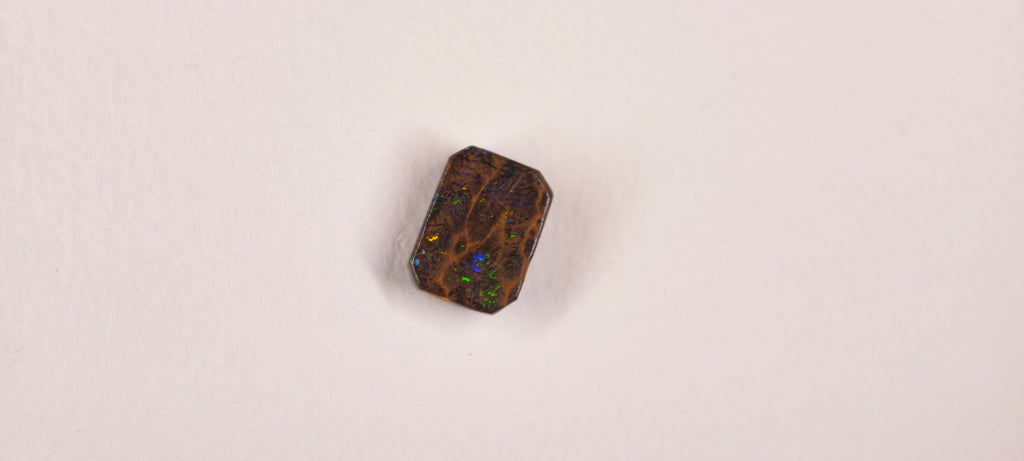 Opale boulder d’Australie — carré — 11,1 ct