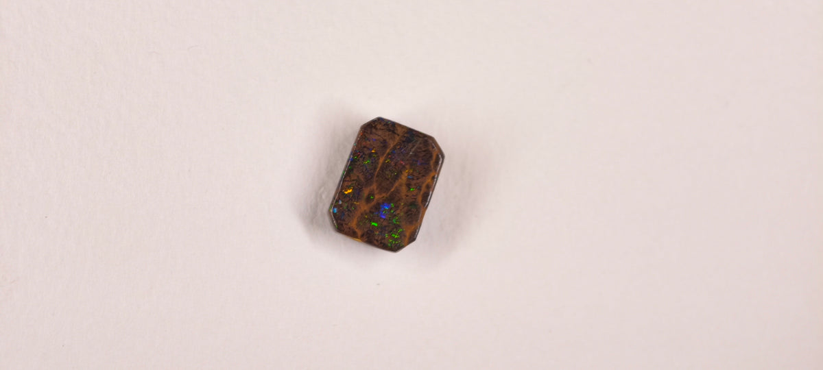 Opale boulder d’Australie — carré — 11,1 ct