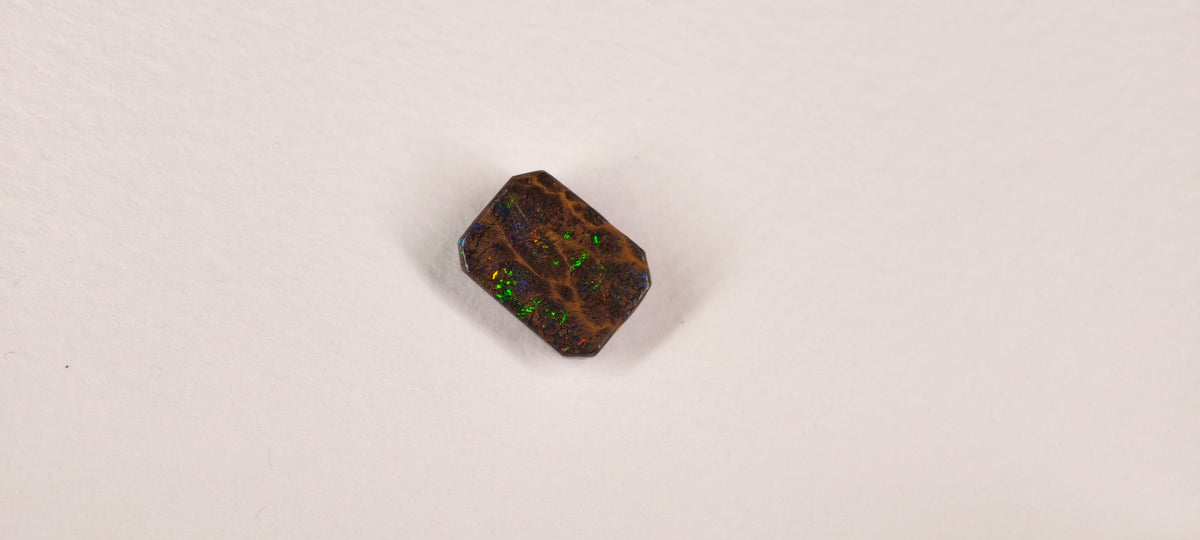 Opale boulder d’Australie — carré — 11,1 ct