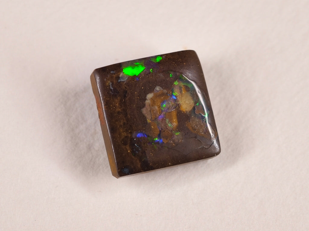 Opale boulder d’Australie — carré — 11,1 ct