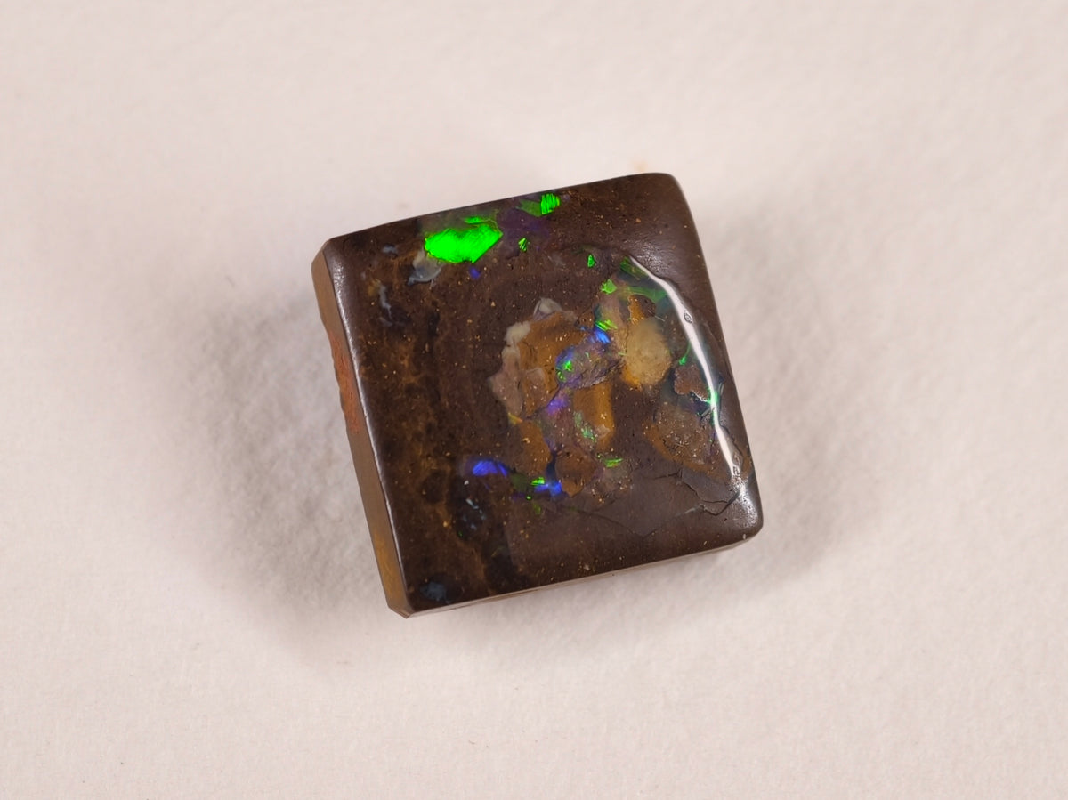 Opale boulder d’Australie — carré — 11,1 ct