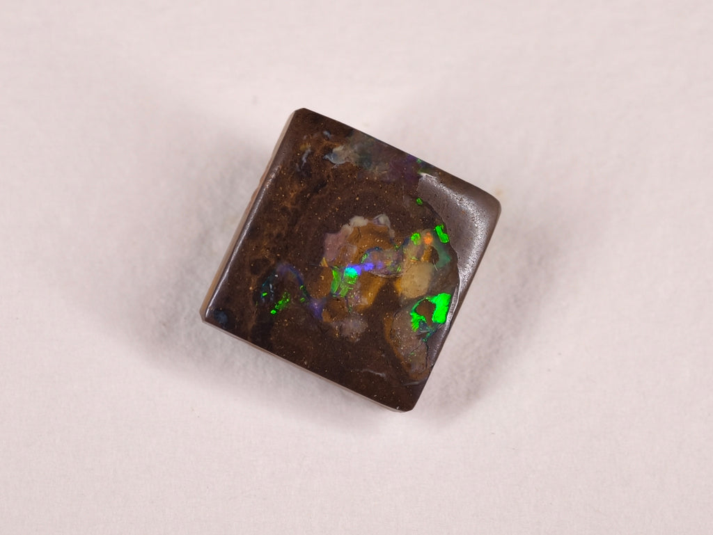 Opale boulder d’Australie — carré — 11,1 ct
