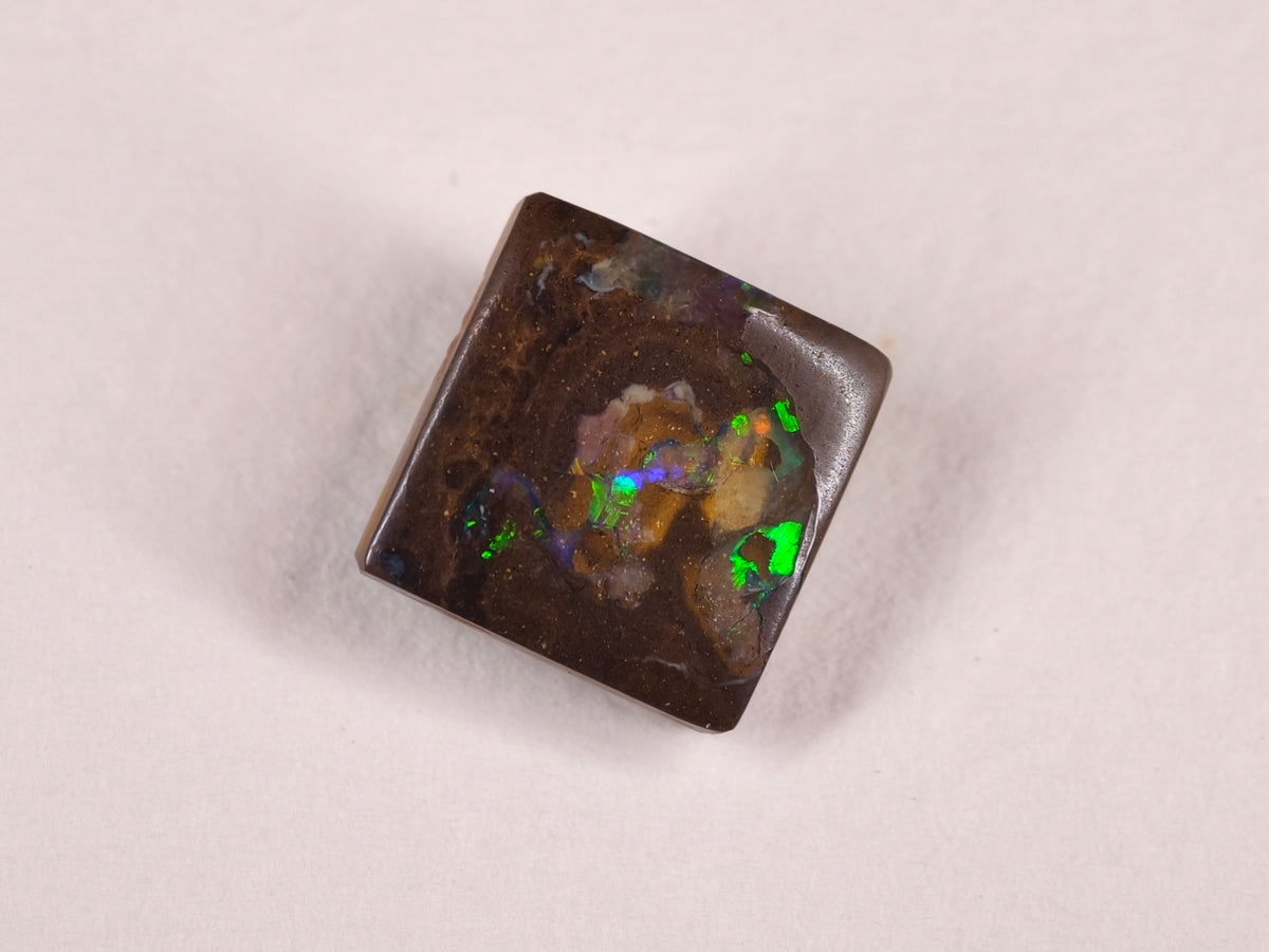 Opale boulder d’Australie — carré — 11,1 ct