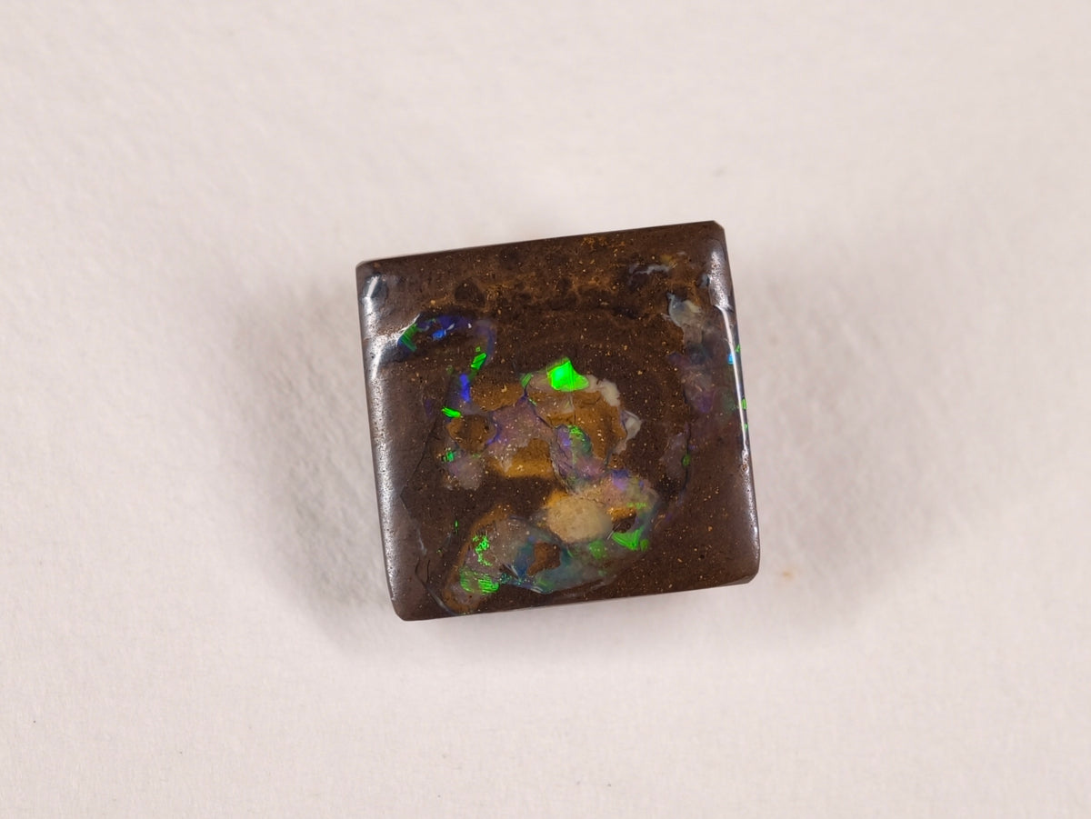 Opale boulder d’Australie — carré — 11,1 ct