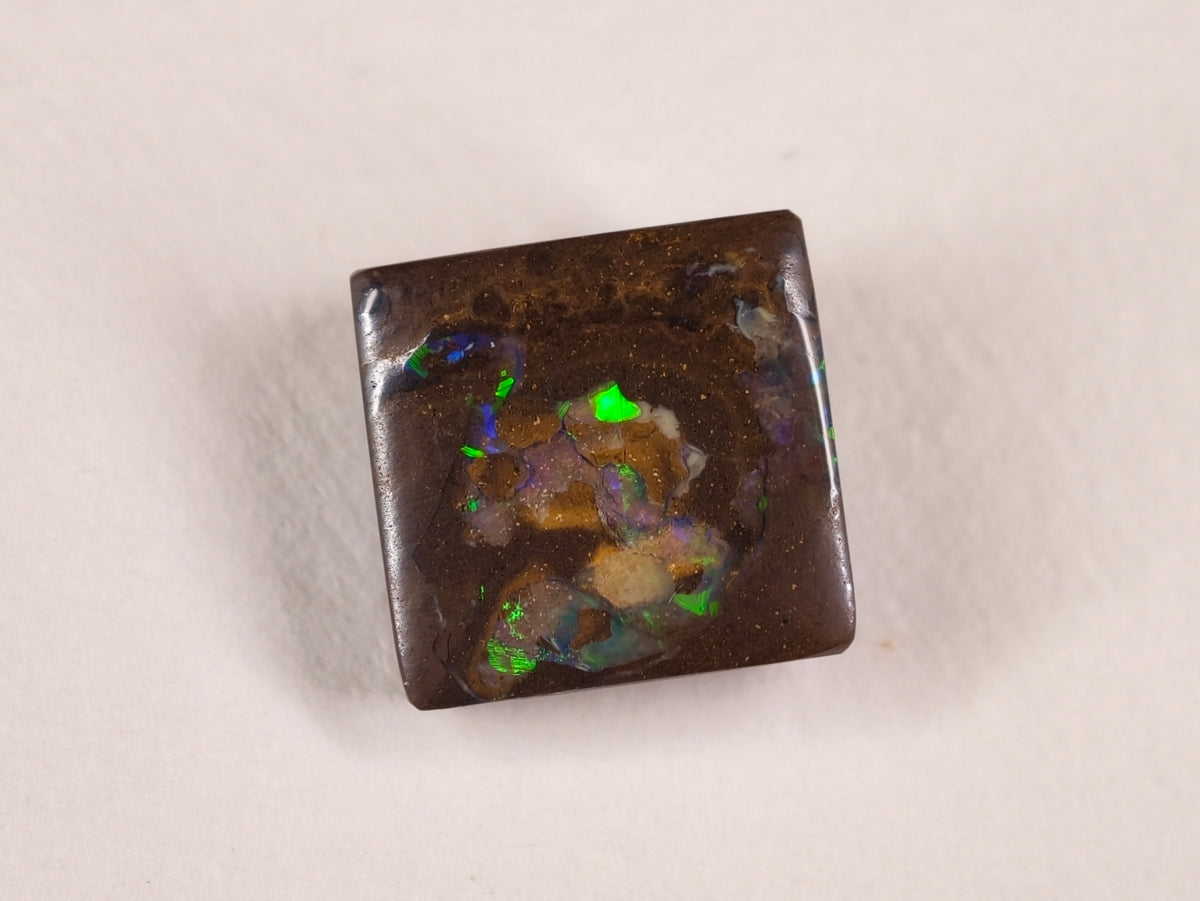 Opale boulder d’Australie — carré — 11,1 ct