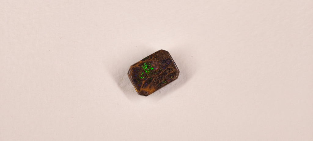 Opale boulder d’Australie — carré — 11,1 ct