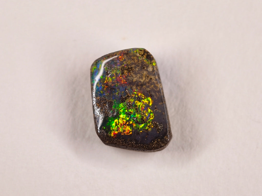 Opale boulder d’Australie — forme libre — 11,2 ct