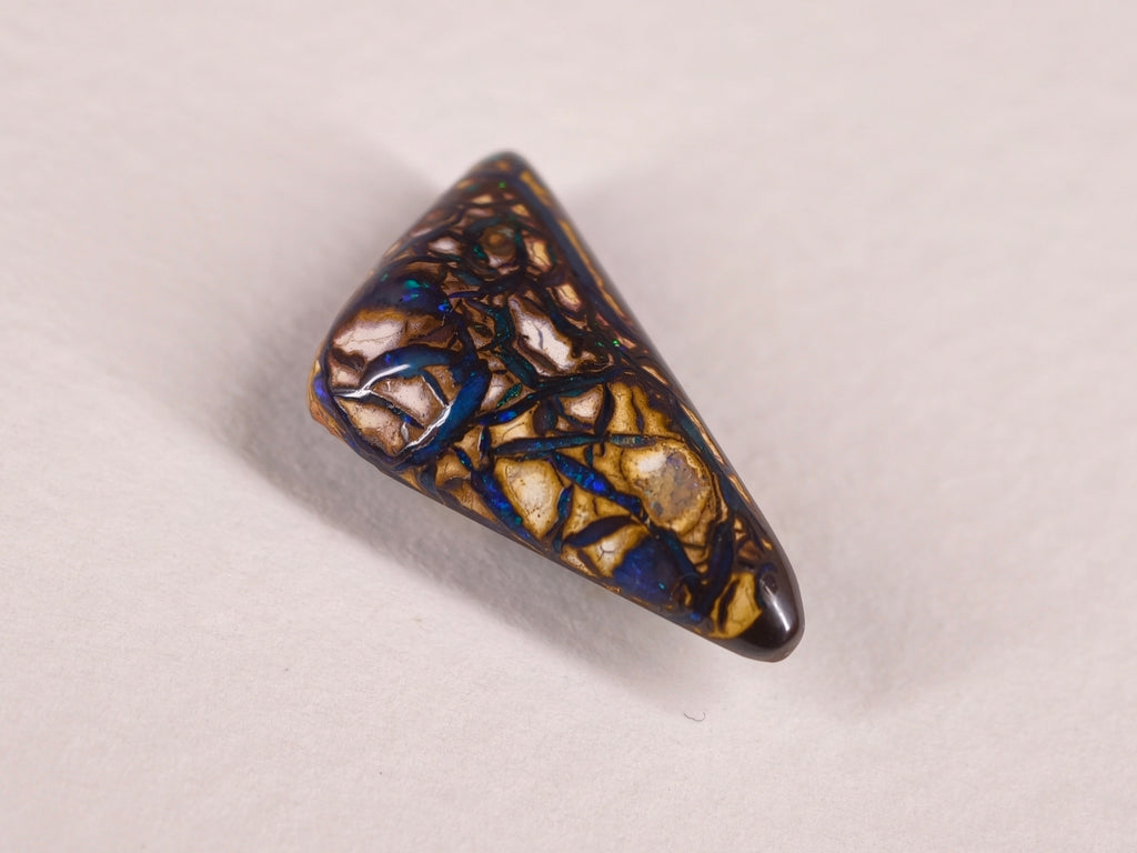 Opale boulder d’Australie — triangle — 9,9 ct
