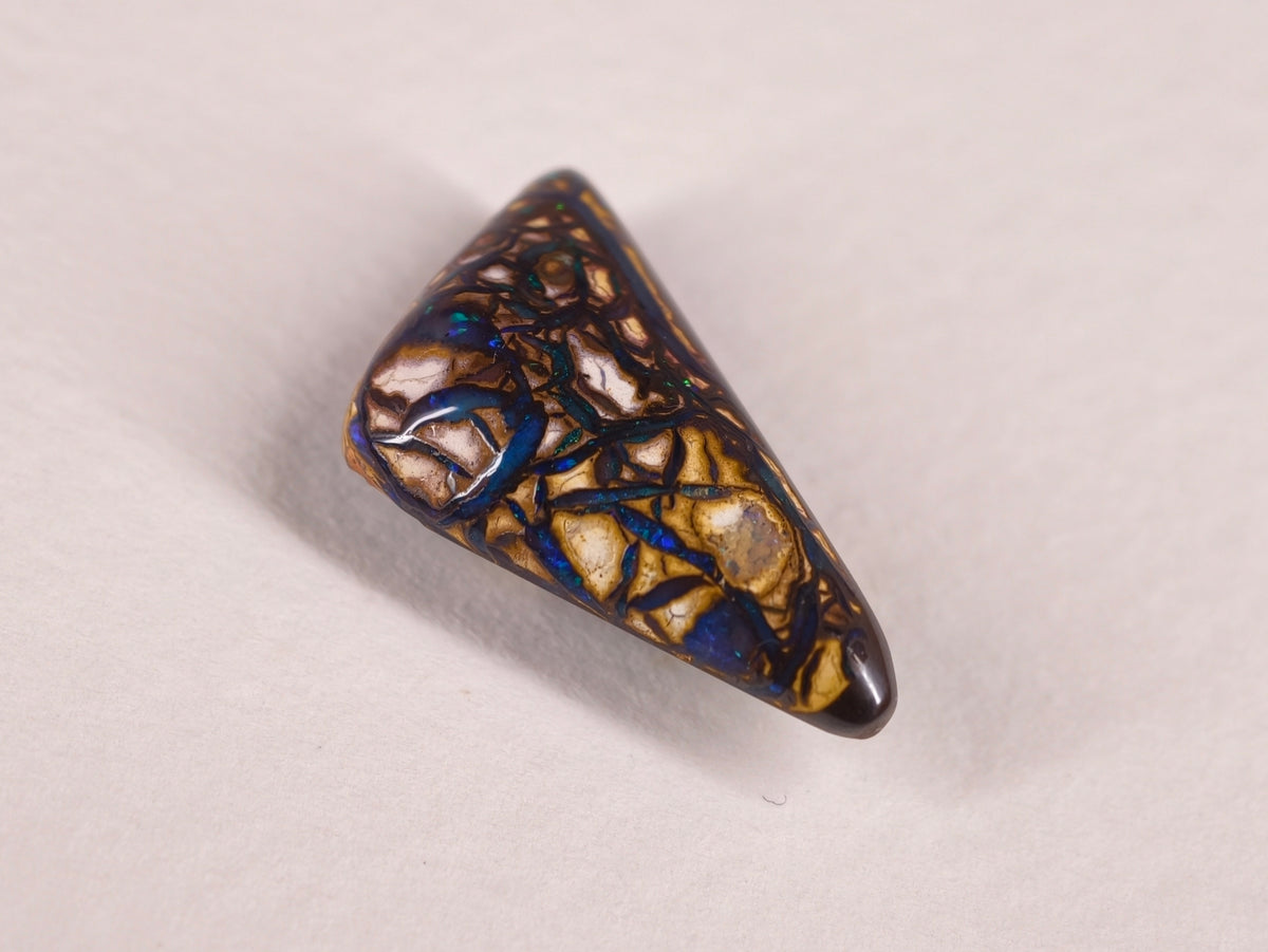 Opale boulder d’Australie — triangle — 9,9 ct