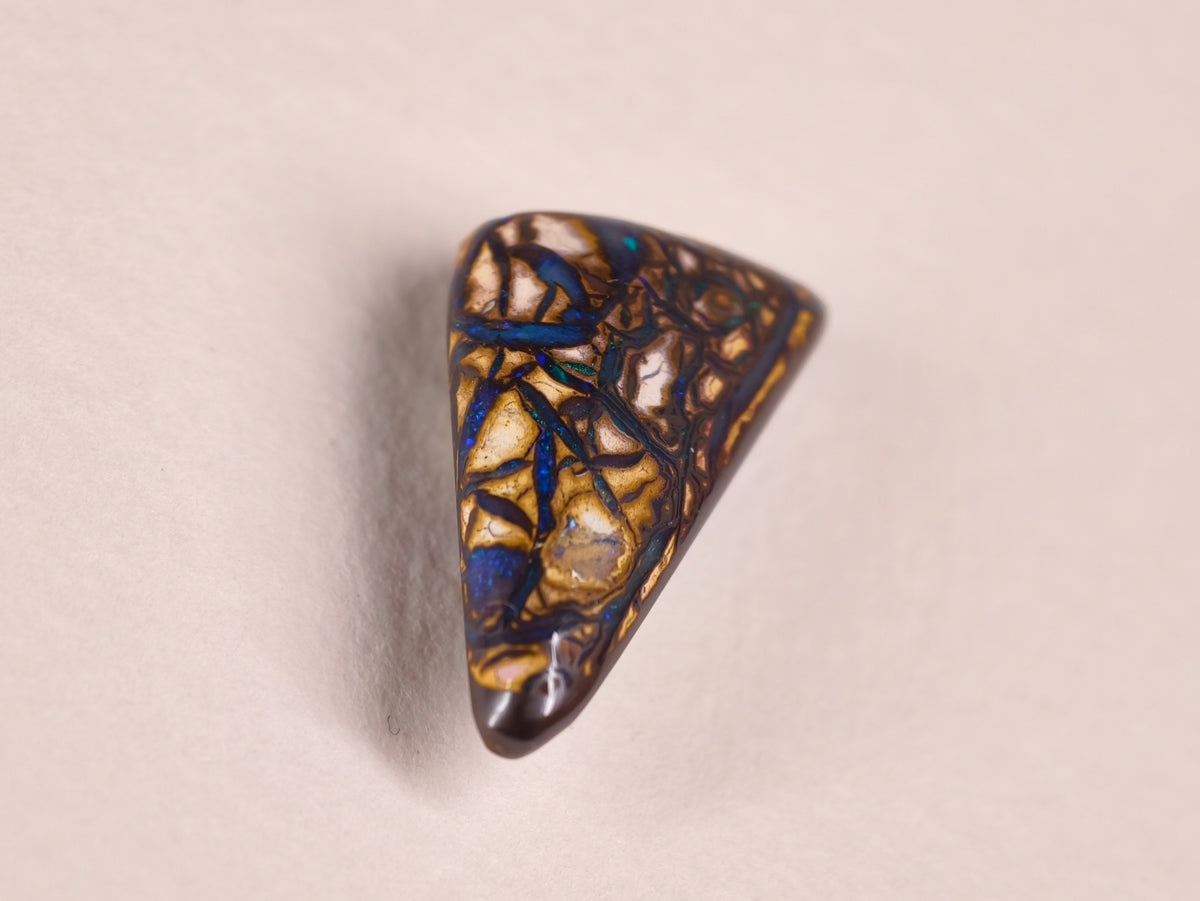 Opale boulder d’Australie — triangle — 9,9 ct
