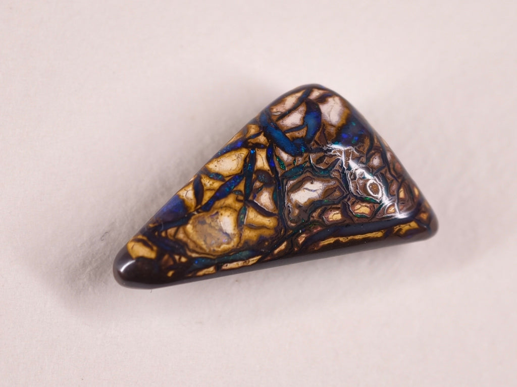 Opale boulder d’Australie — triangle — 9,9 ct