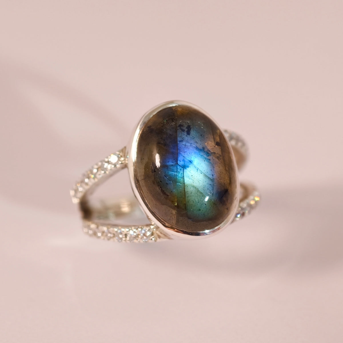Bague Tirou Bijou avec une labradorite ovale aux reflets bleus et une monture ajourée