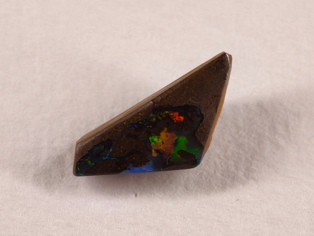 Opale boulder d’Australie — forme libre — 4,2 ct