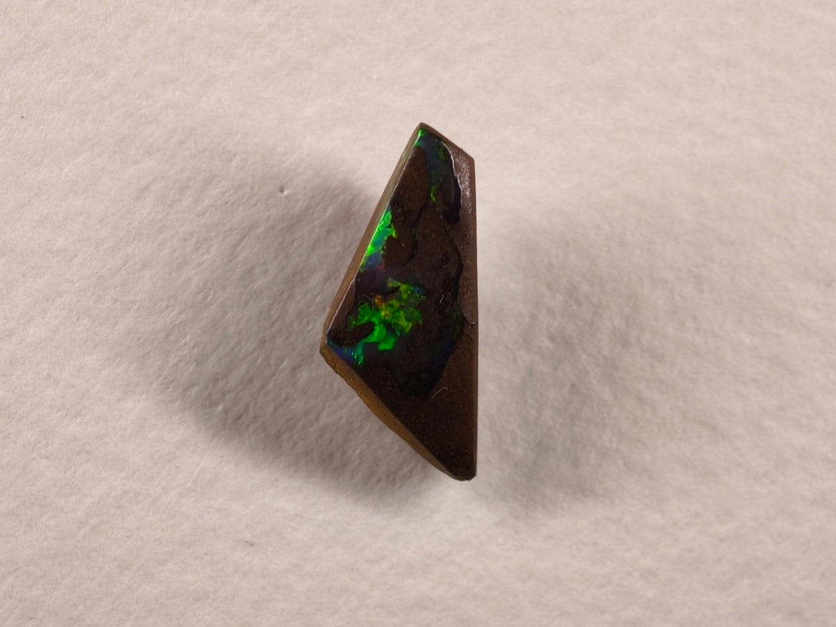 Opale boulder d’Australie — forme libre — 4,2 ct