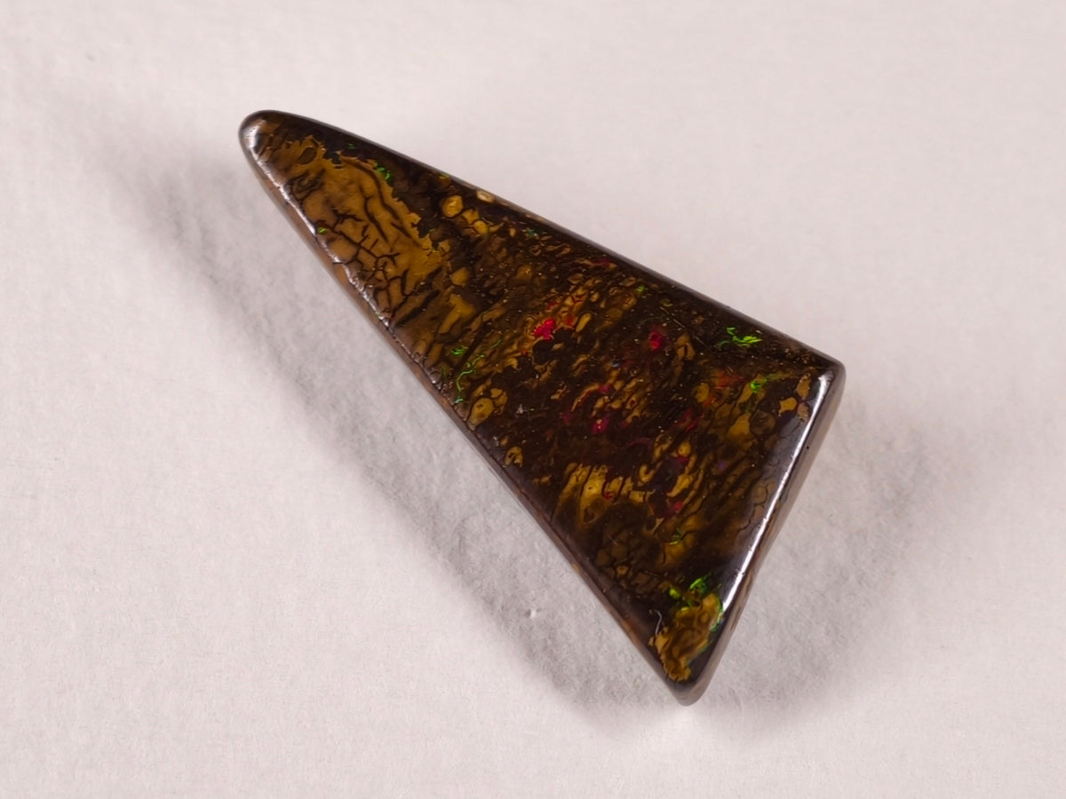 Opale boulder d’Australie — triangle — 15 ct