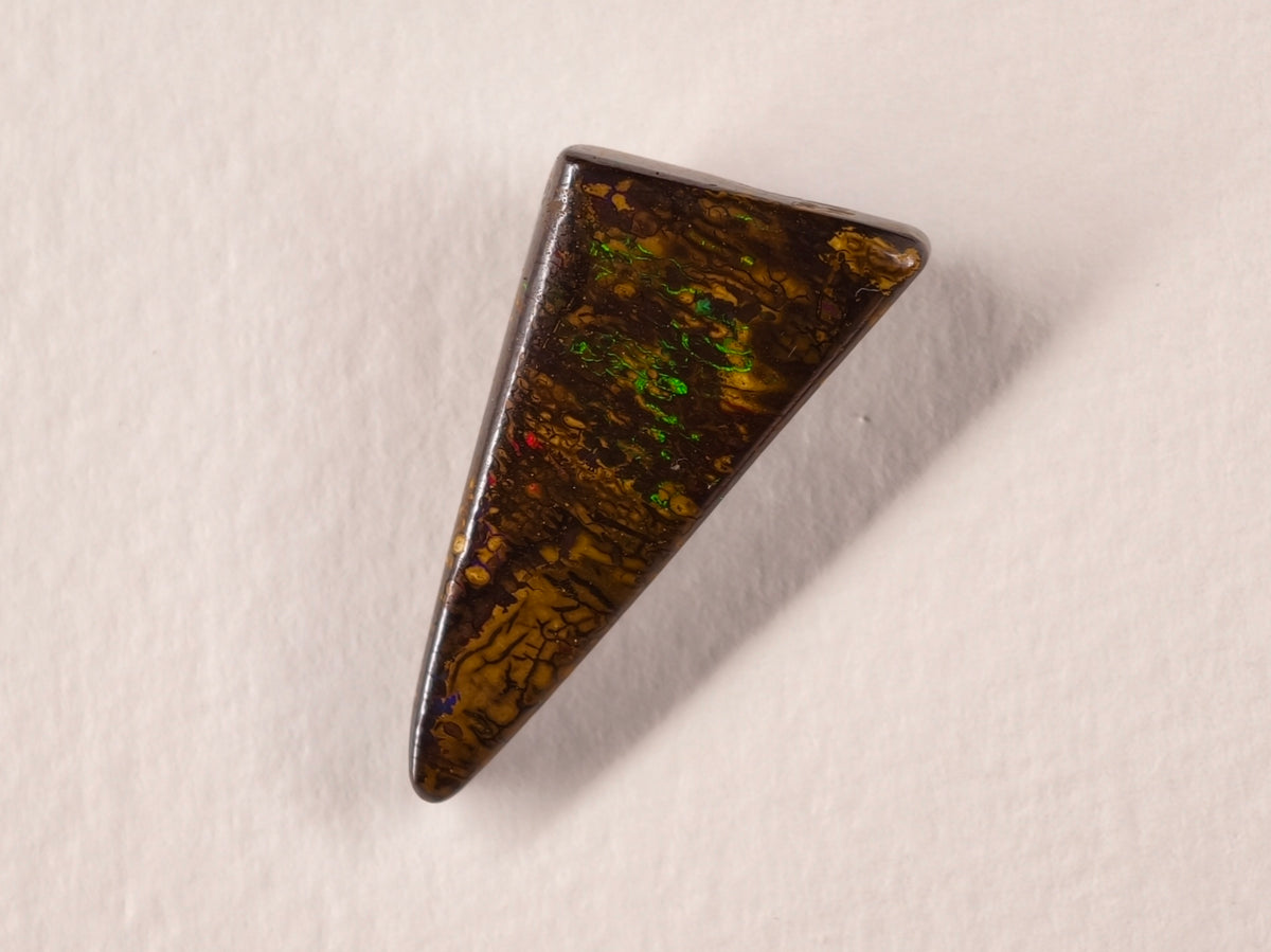 Opale boulder d’Australie — triangle — 15 ct
