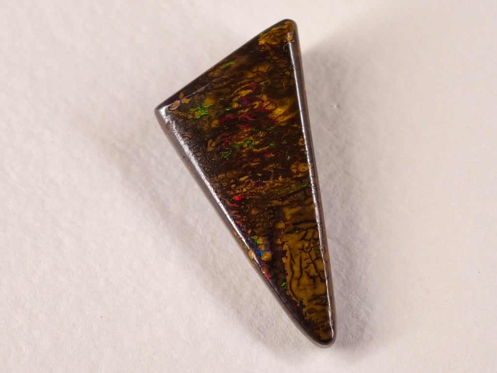 Opale boulder d’Australie — triangle — 15 ct