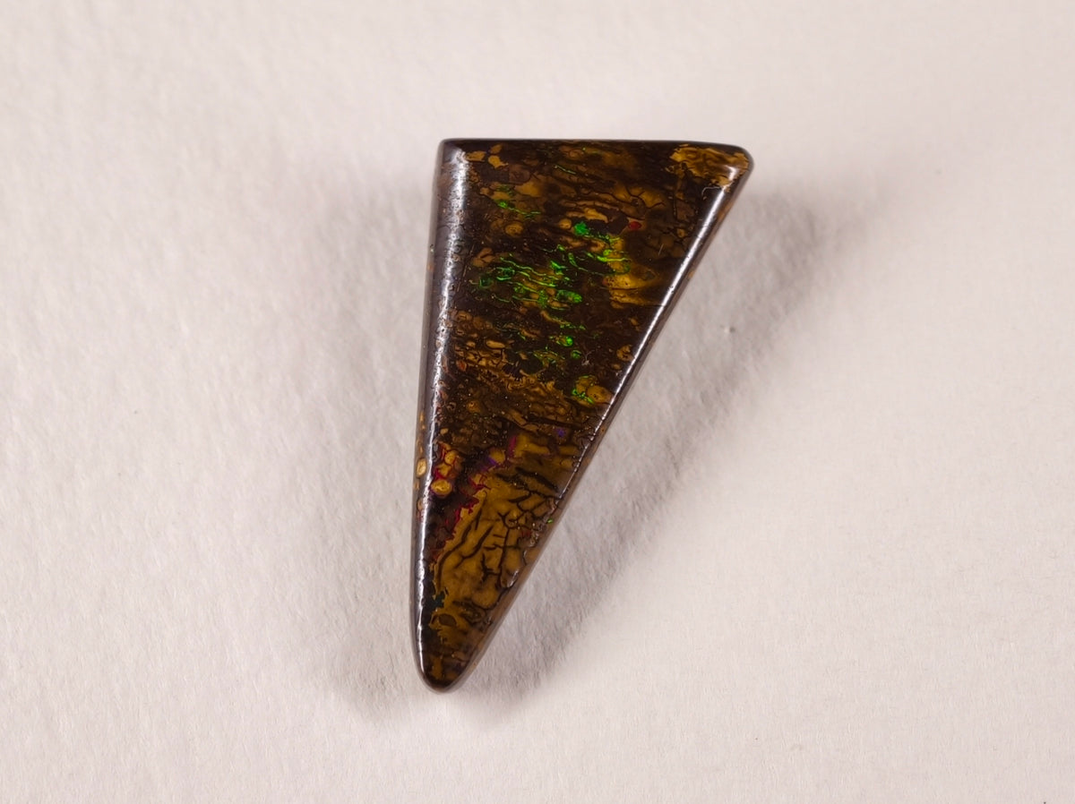 Opale boulder d’Australie — triangle — 15 ct