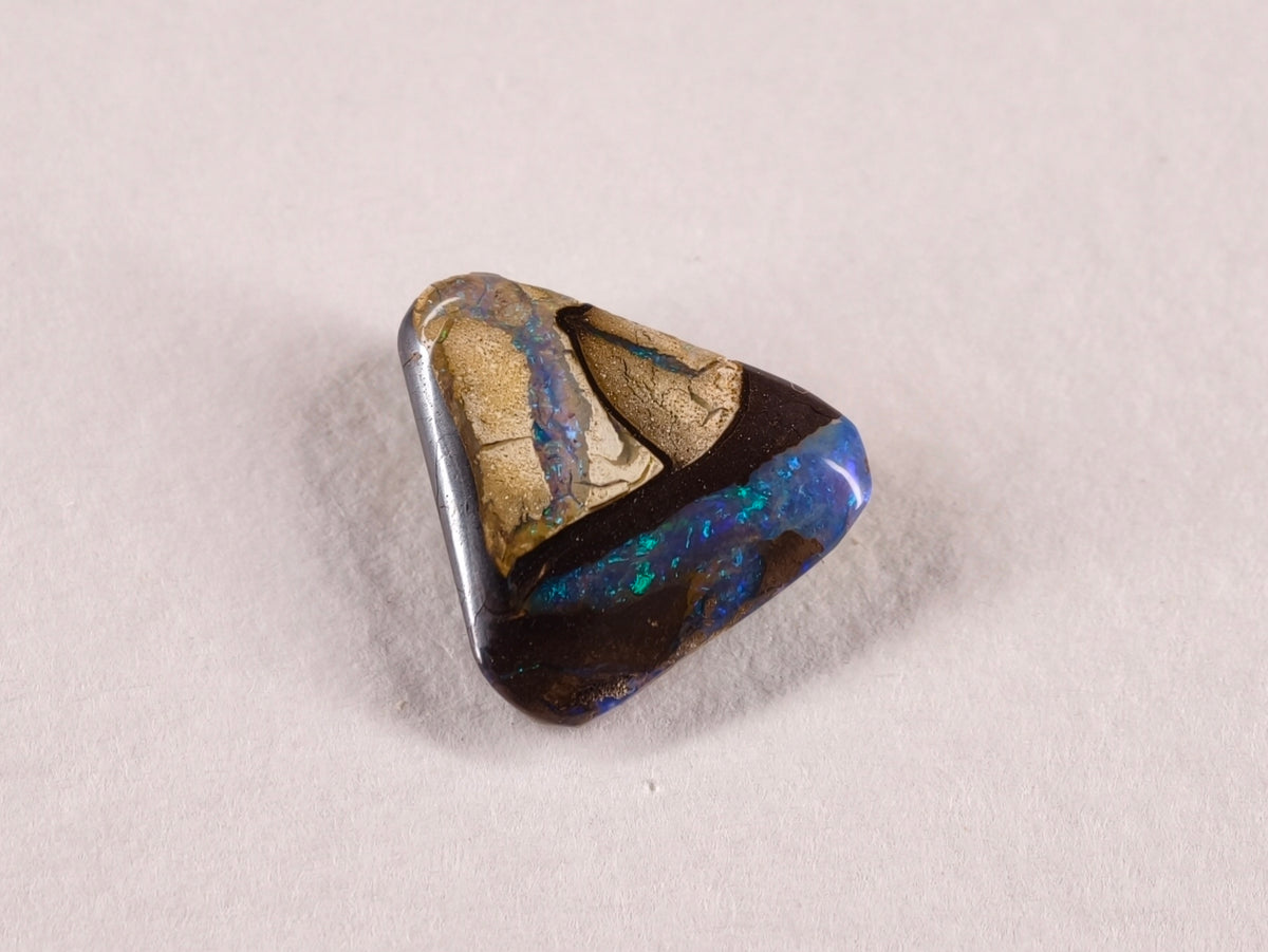 Opale boulder d’Australie — forme libre — 4,4 ct