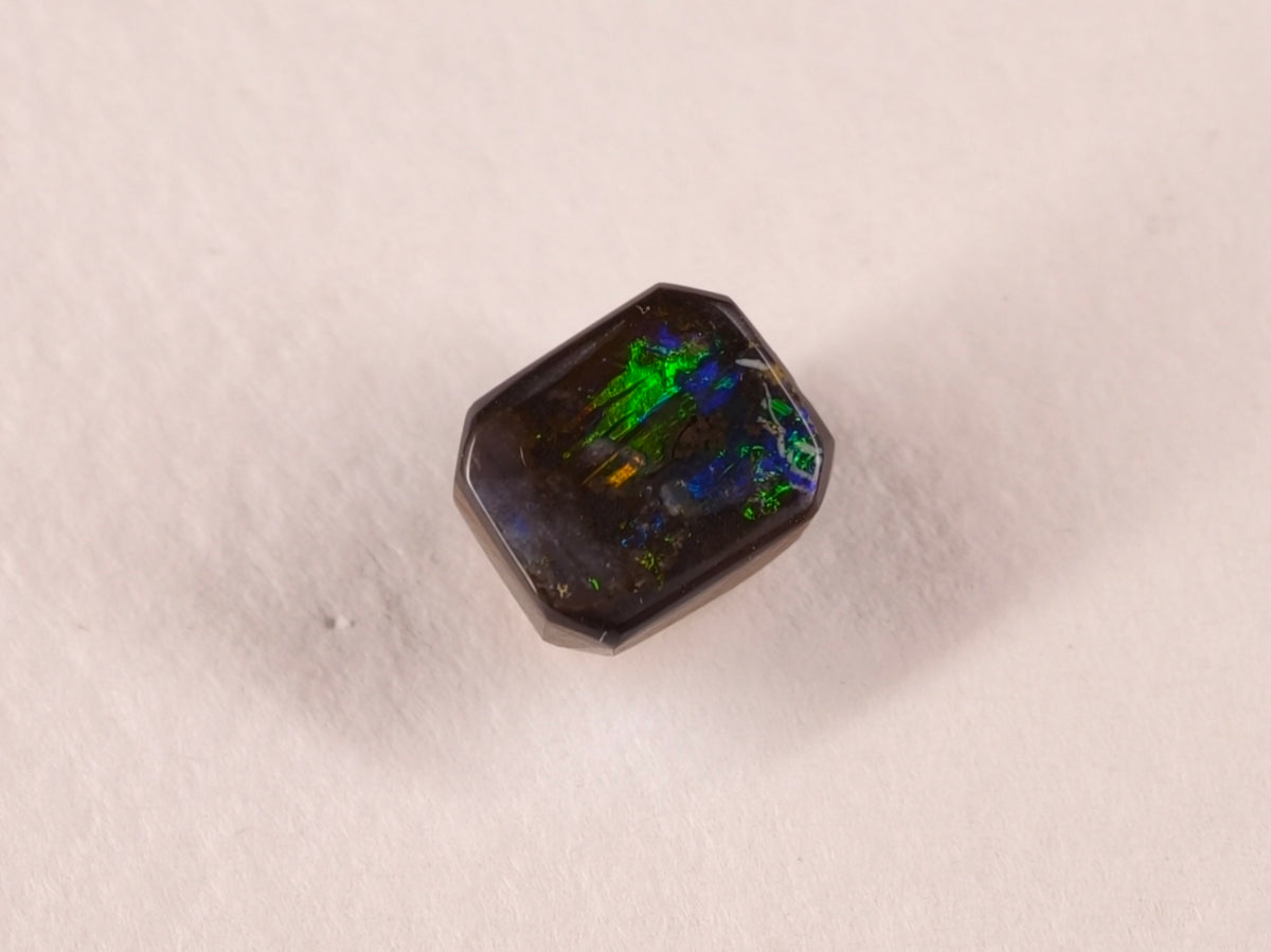 Opale boulder d’Australie — taille émeraude — 3,2 ct
