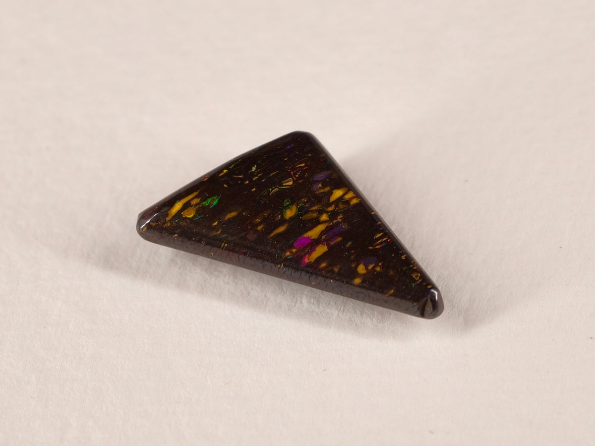 Opale boulder d’Australie — triangle — 9,8 ct