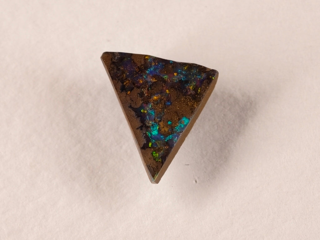 Opale boulder d’Australie — triangle — 3,9 ct