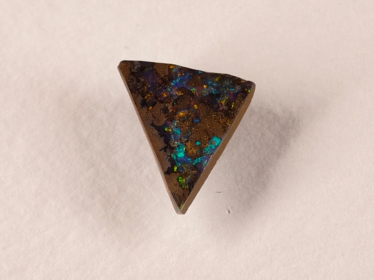 Opale boulder d’Australie — triangle — 3,9 ct