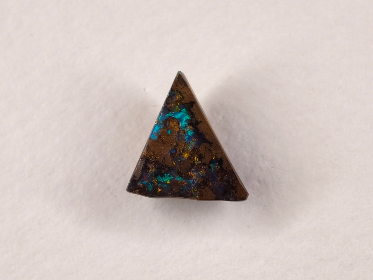 Opale boulder d’Australie — triangle — 3,9 ct