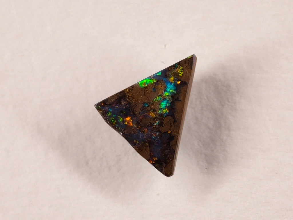 Opale boulder d’Australie — triangle — 3,9 ct