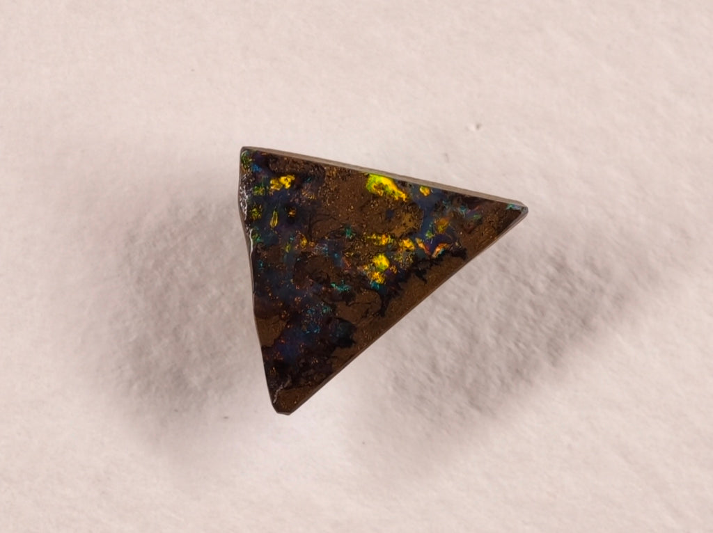 Opale boulder d’Australie — triangle — 3,9 ct