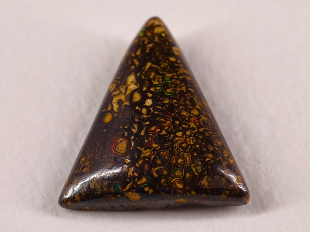 Opale boulder d’Australie — triangle — 14 ct