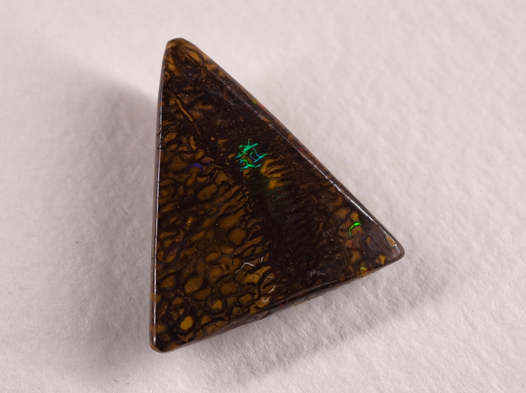 Opale boulder d’Australie — triangle — 14 ct