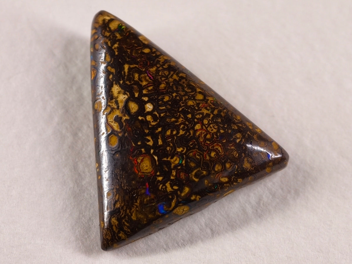 Opale boulder d’Australie — triangle — 14 ct