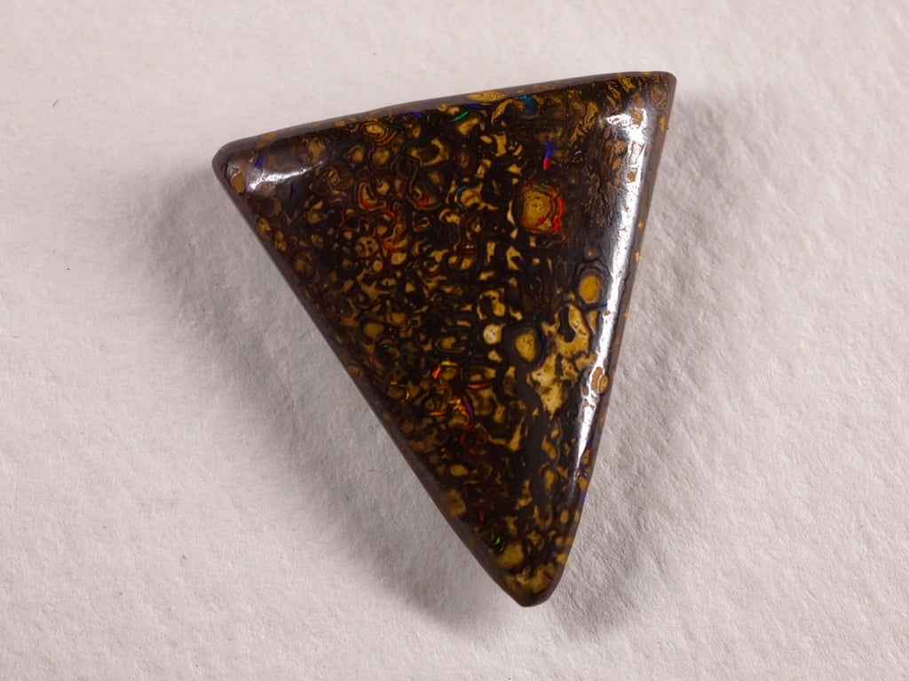 Opale boulder d’Australie — triangle — 14 ct
