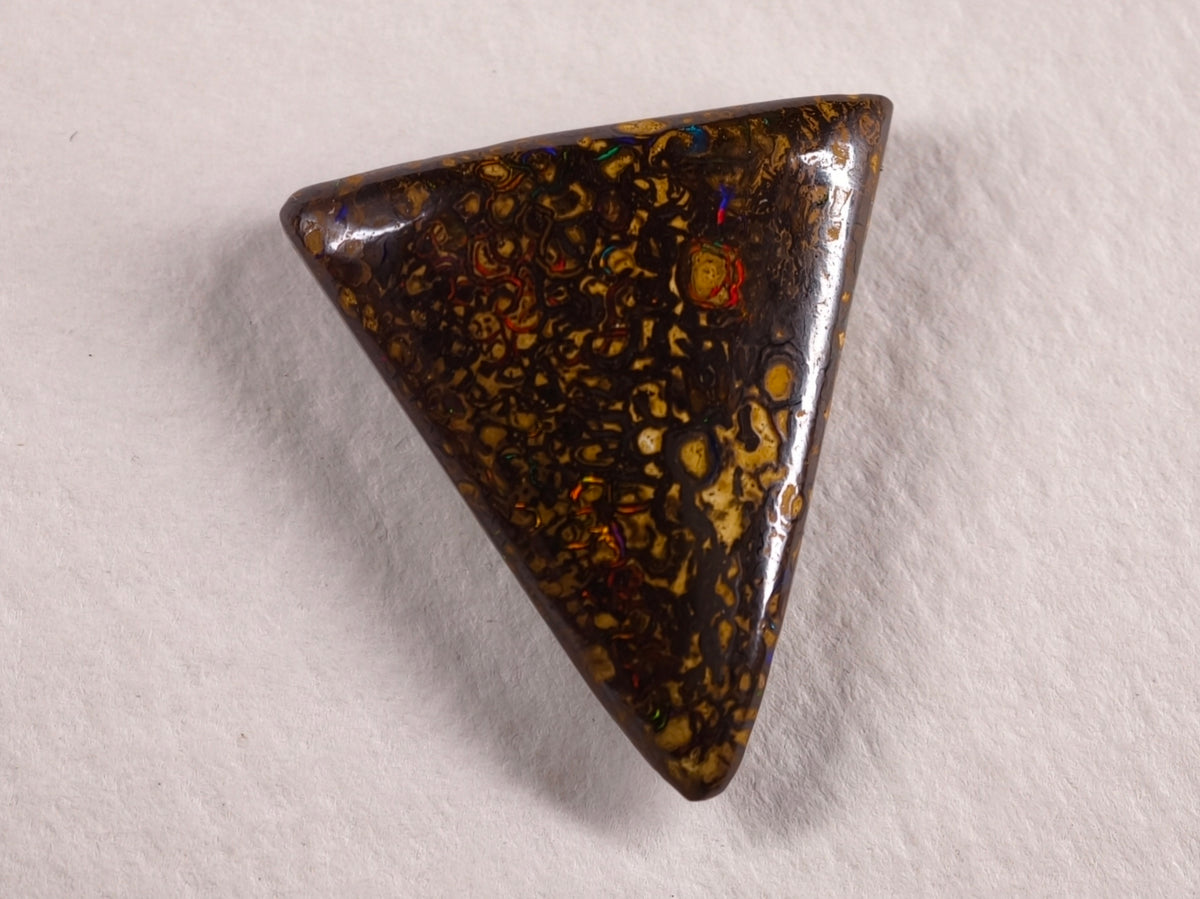 Opale boulder d’Australie — triangle — 14 ct