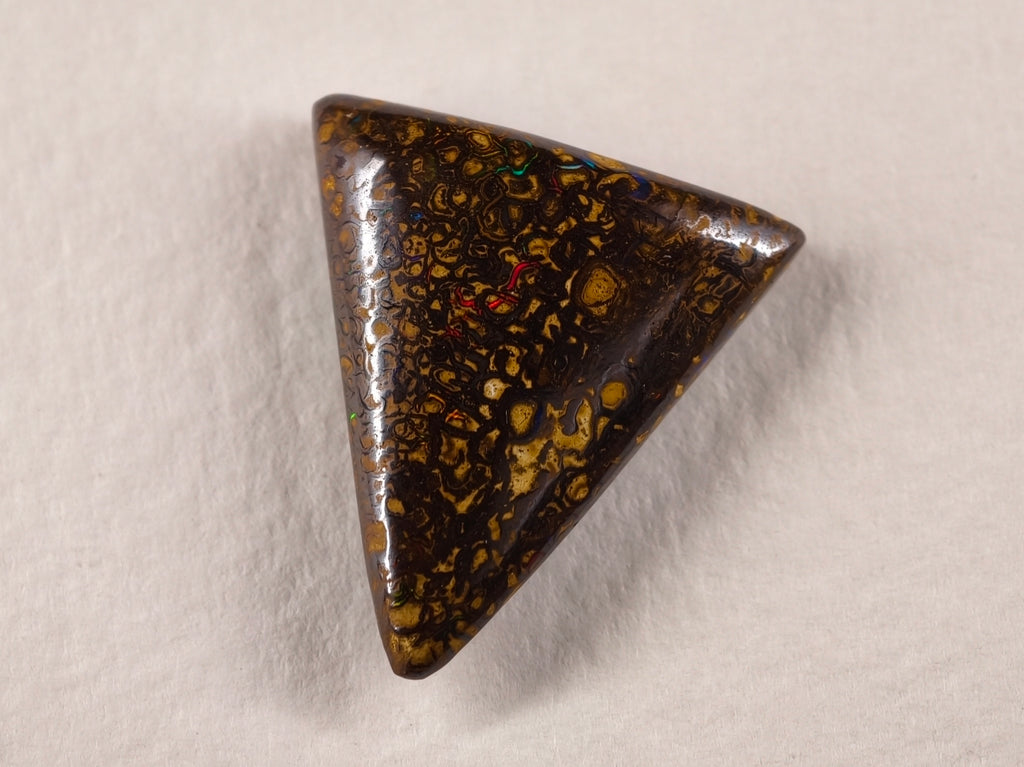 Opale boulder d’Australie — triangle — 14 ct