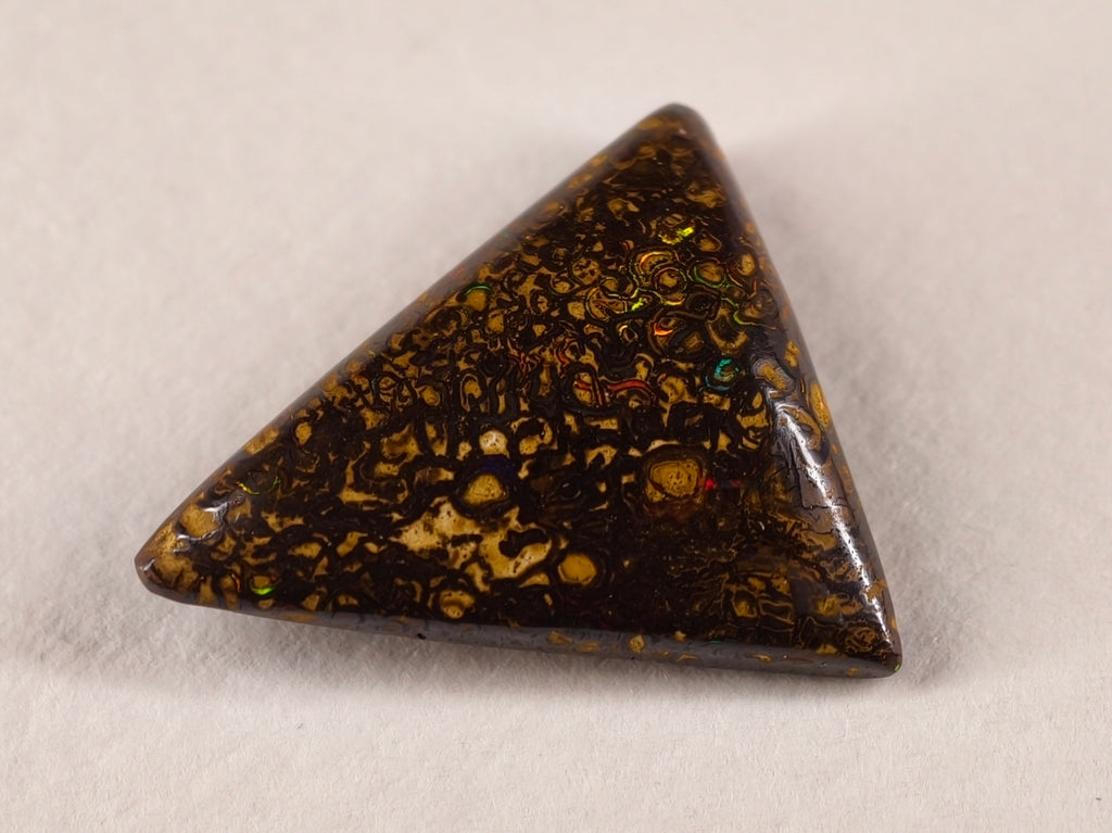 Opale boulder d’Australie — triangle — 14 ct