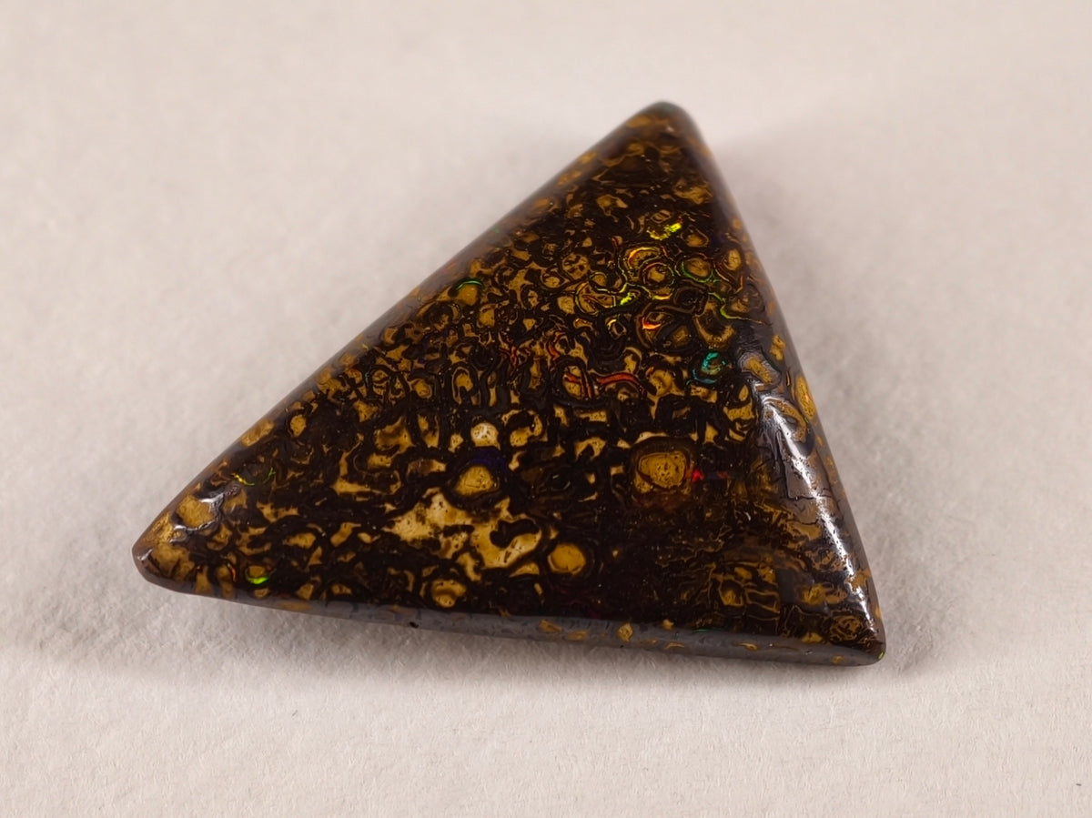 Opale boulder d’Australie — triangle — 14 ct