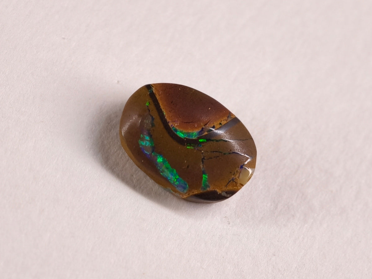 Opale boulder d’Australie — ovale — 4,9 ct