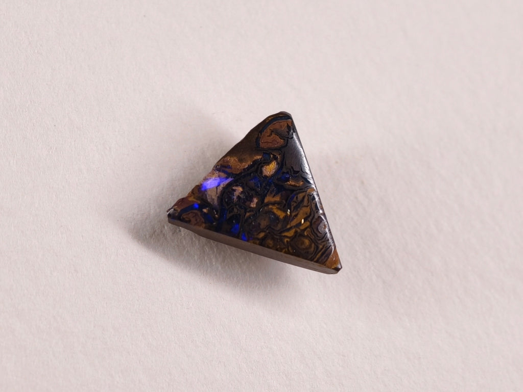 Opale boulder d’Australie — triangle — 3,4 ct