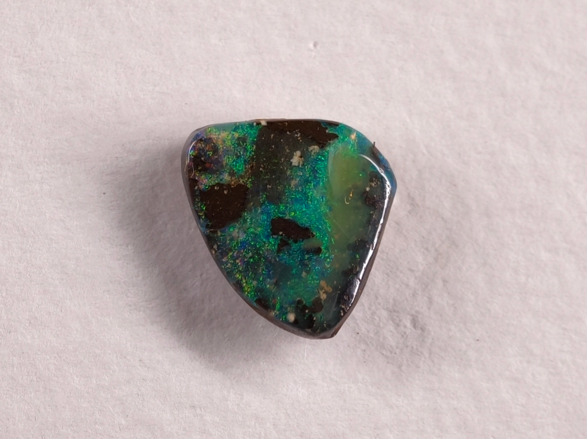 Opale boulder d’Australie — forme libre — 2,4 ct