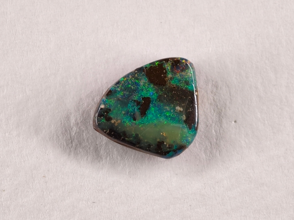 Opale boulder d’Australie — forme libre — 2,4 ct