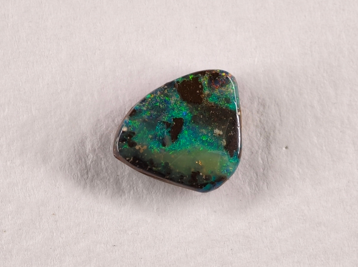 Opale boulder d’Australie — forme libre — 2,4 ct