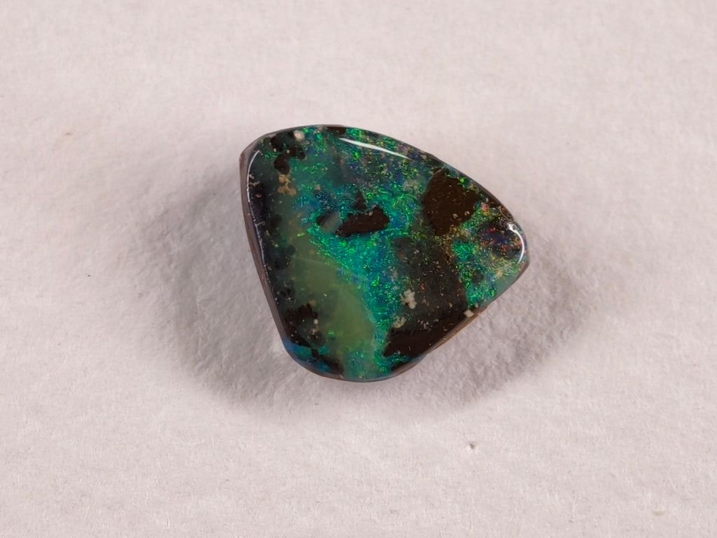 Opale boulder d’Australie — forme libre — 2,4 ct