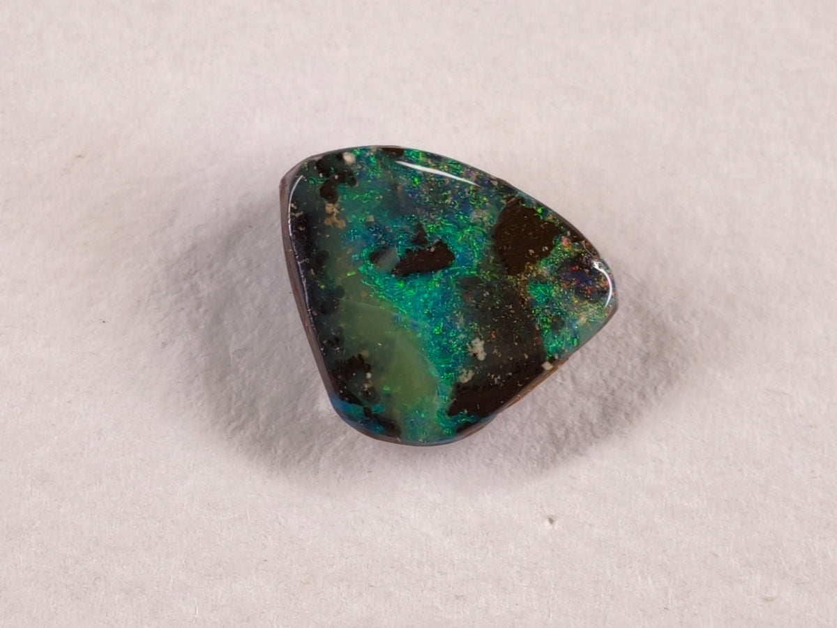 Opale boulder d’Australie — forme libre — 2,4 ct
