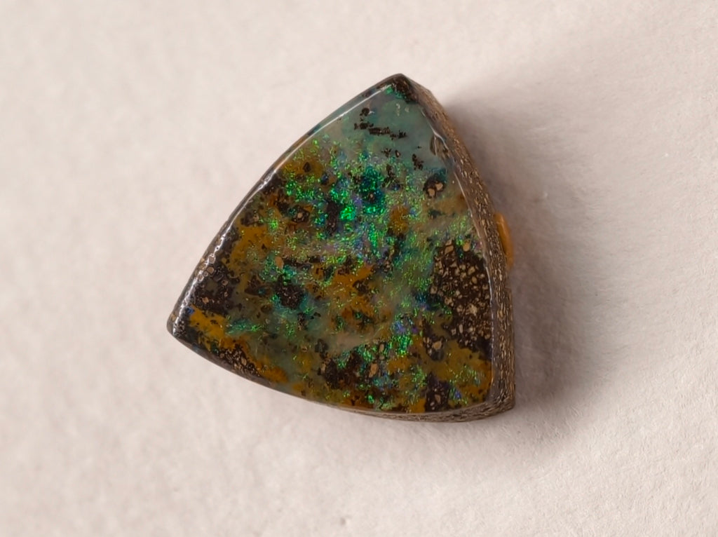 Opale boulder d’Australie — forme libre — 5,5 ct