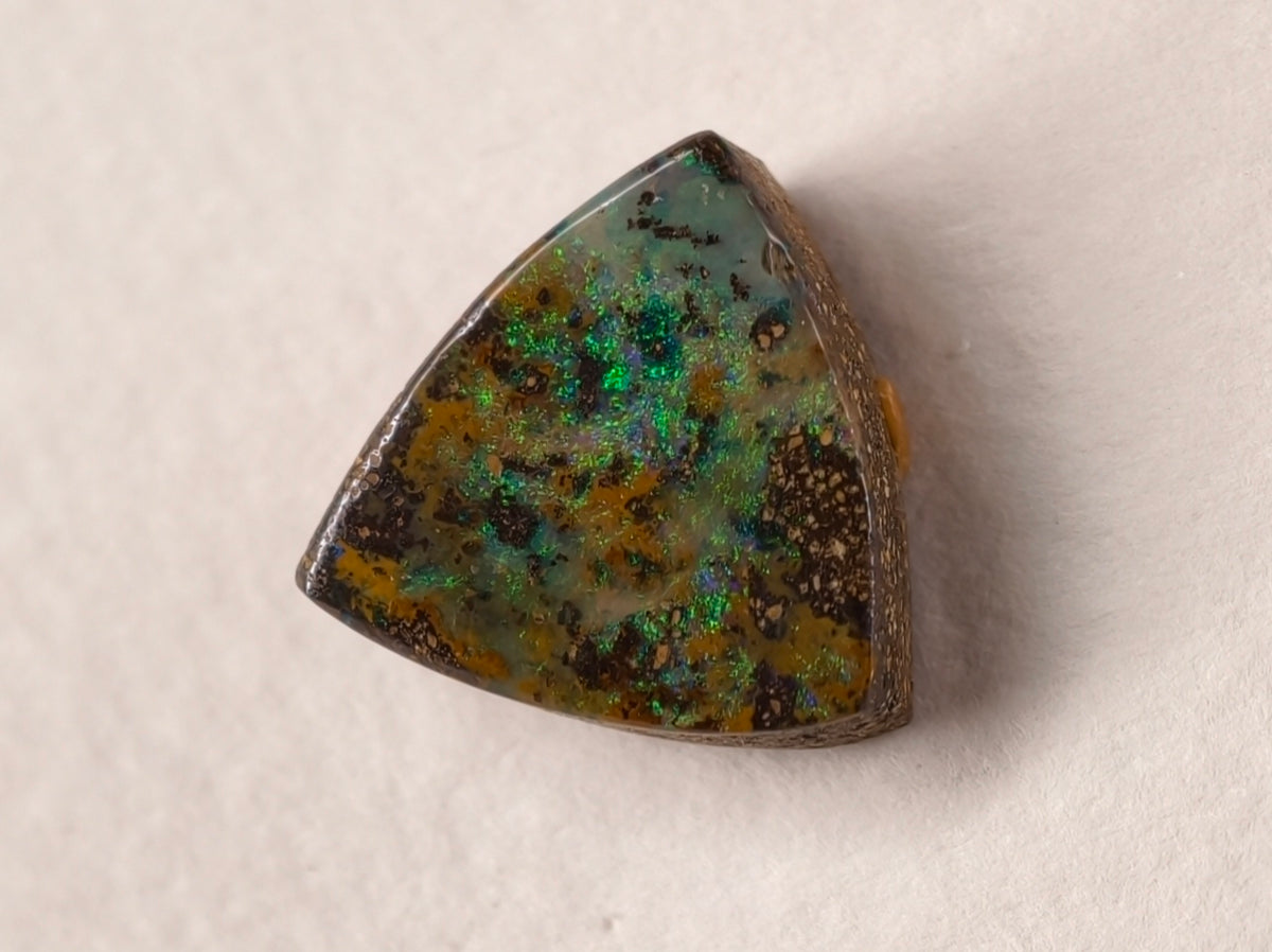 Opale boulder d’Australie — forme libre — 5,5 ct