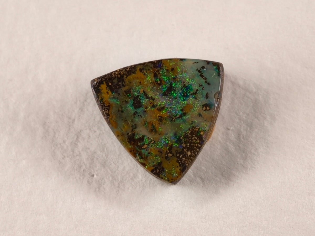Opale boulder d’Australie — forme libre — 5,5 ct